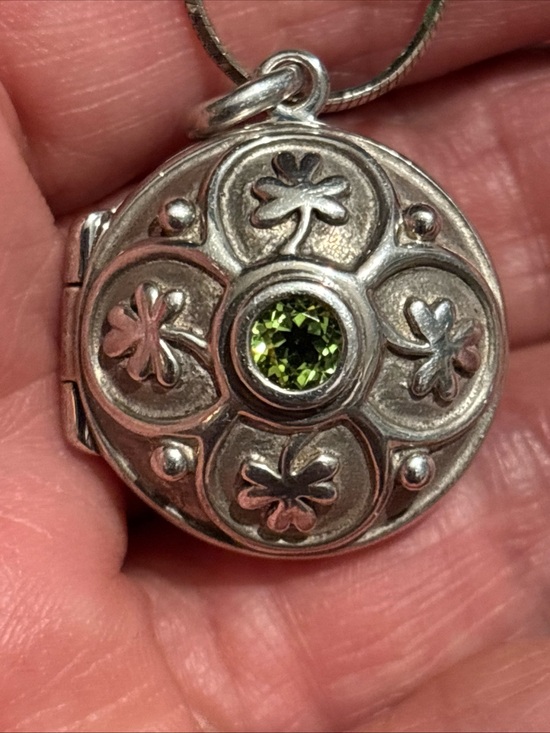 Unique Vintage Jewelry - Unique Vintage Silver925 Clover Locket Necklace with Green Stone